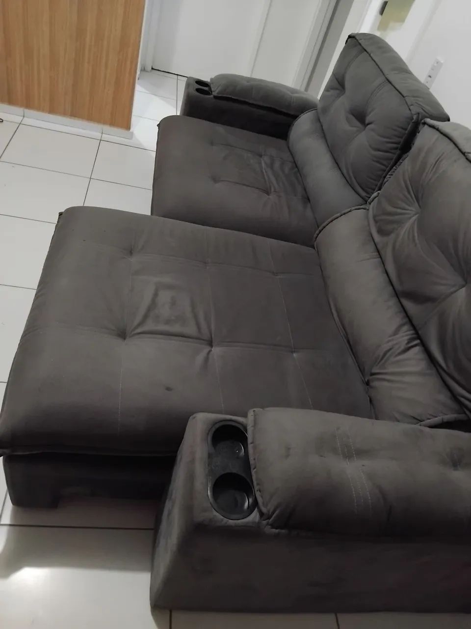 Vendo sofá semi novo confortável  retrátil grande  4 lugares  - Foto 3
