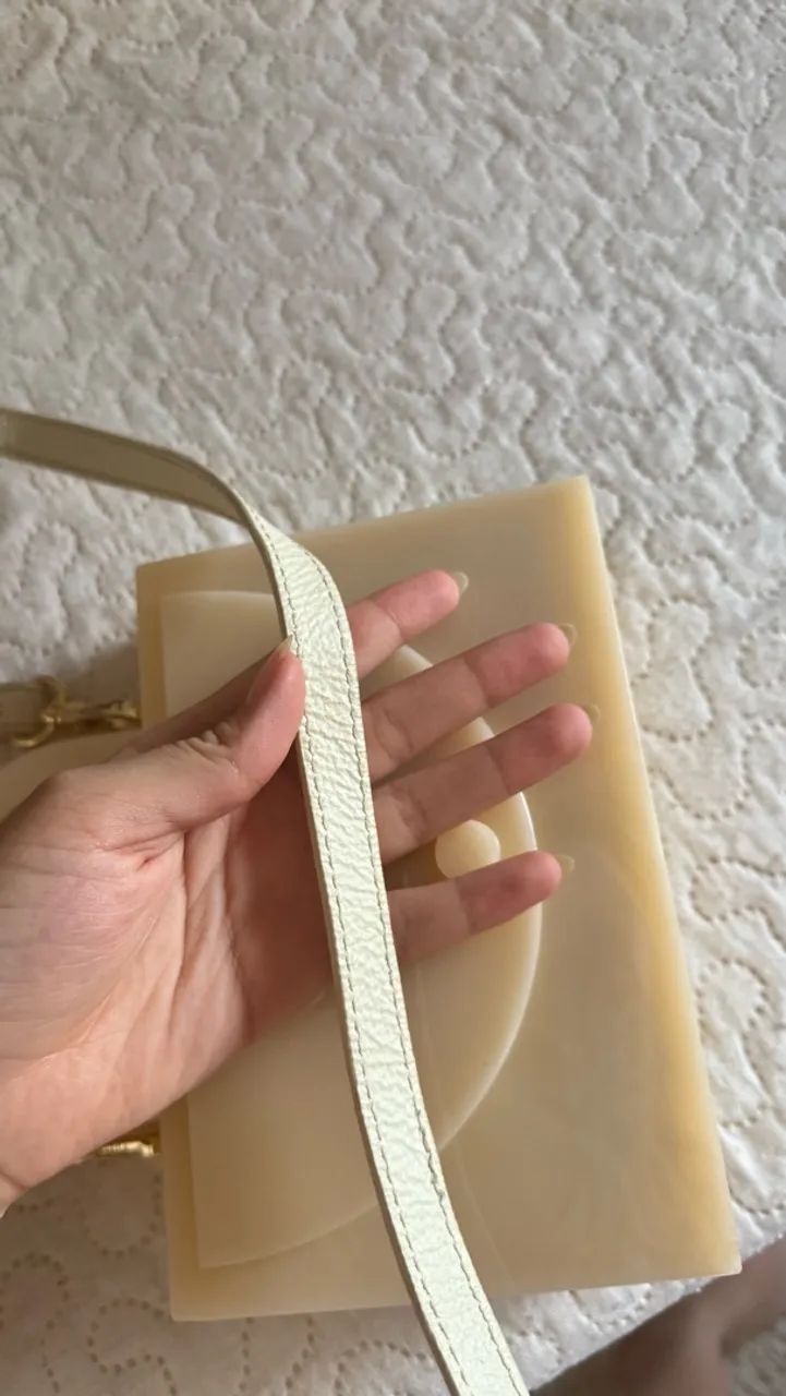 Bolsa de acrílico Estilé off white com espelho e alça de couro - Foto 3