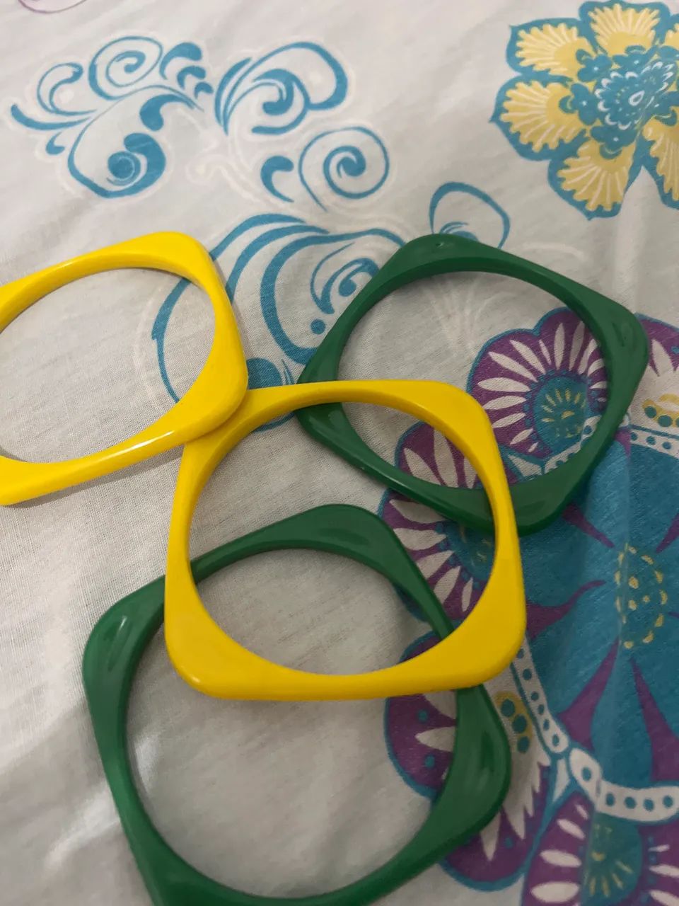 Braceletes/pulseiras amarelas e verdes  - Foto 2