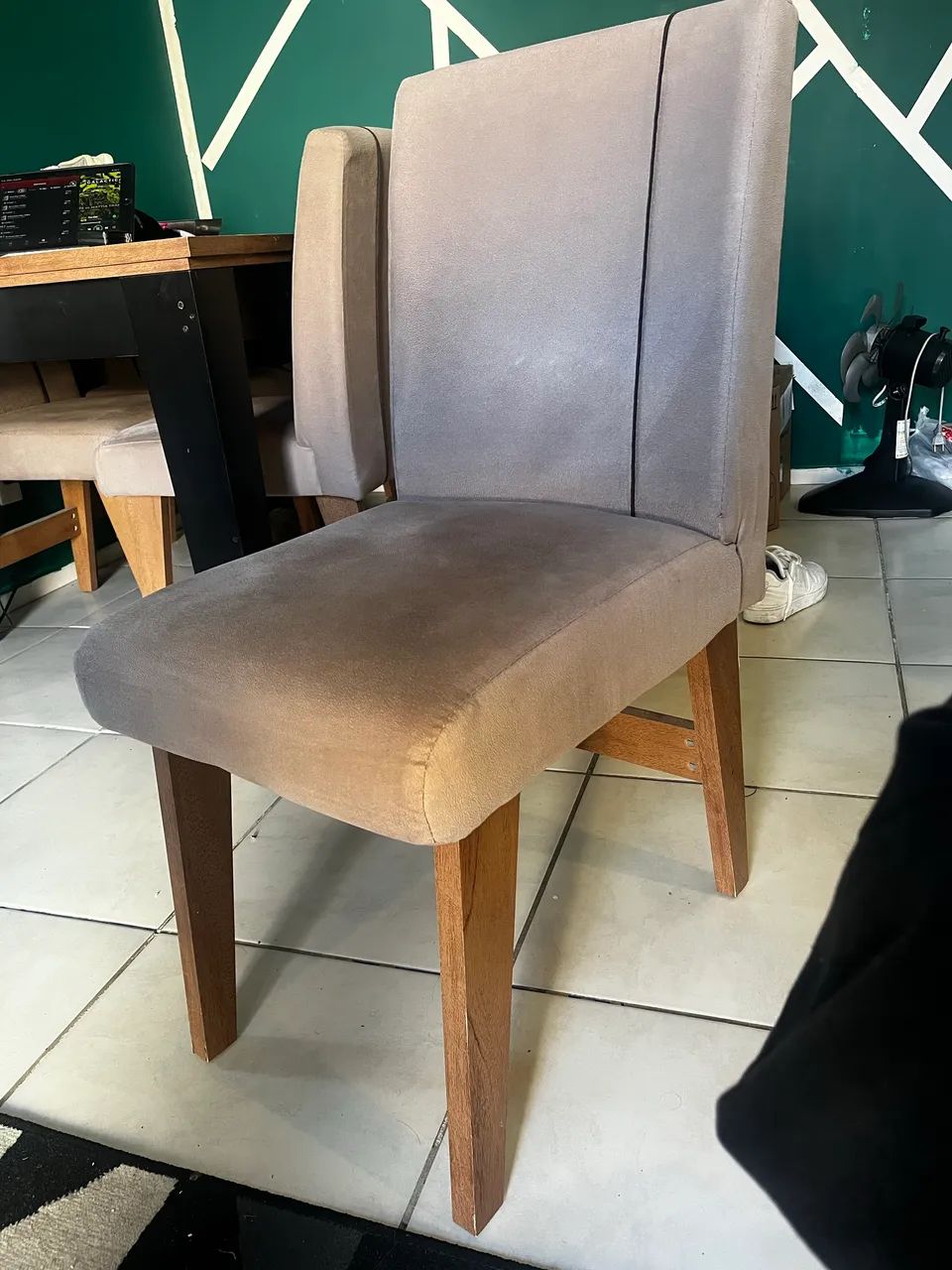 Mesa de Jantar 6 Lugares com Cadeiras Estofadas - Excelente Estado de Conservação - Foto 3