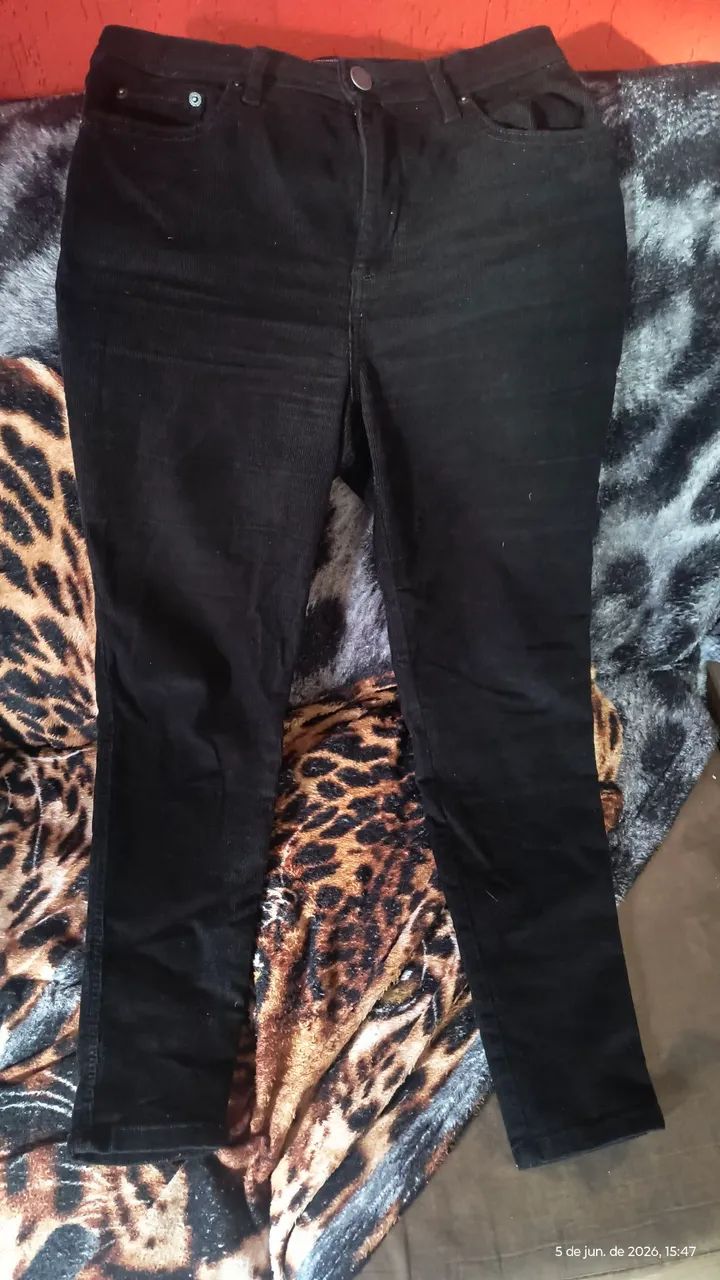 Calça aveludado preta número 40 Marfino excelente estado 