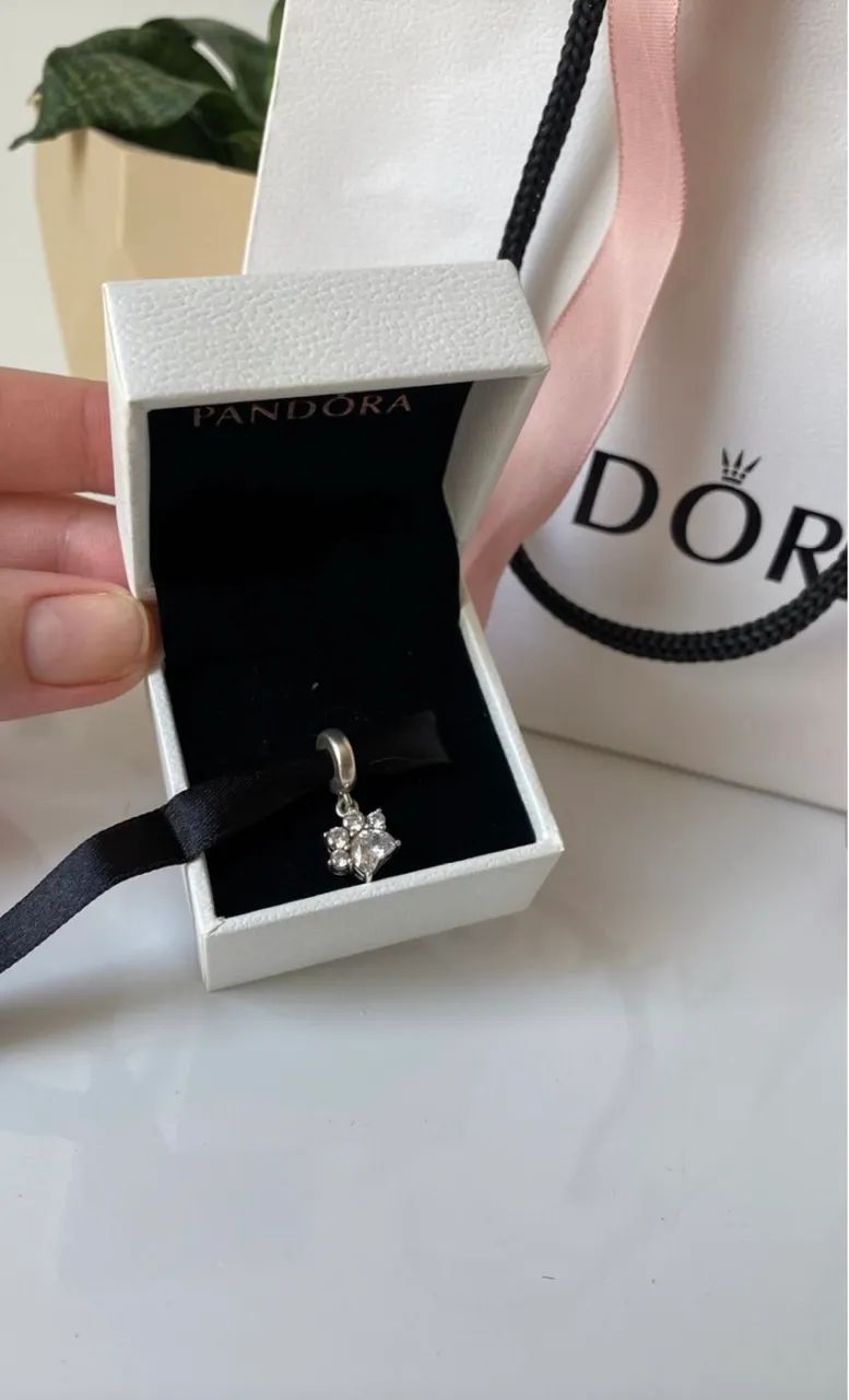 Charm Pandora patinha brilhante 
