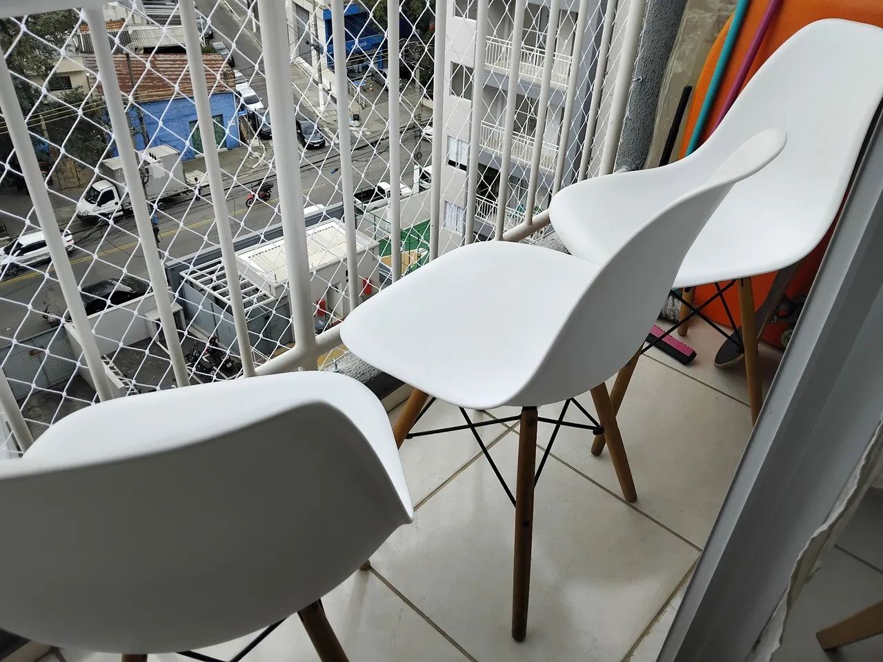 Jogo cadeiras Eames brancas seminovas - Foto 3