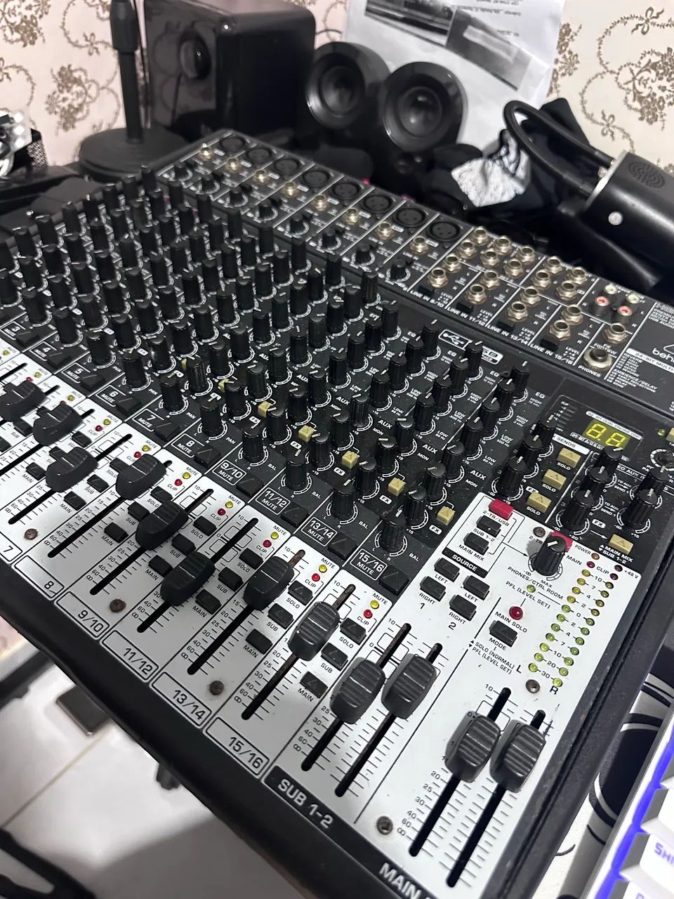 Mesa de som Behringer fx2222usb