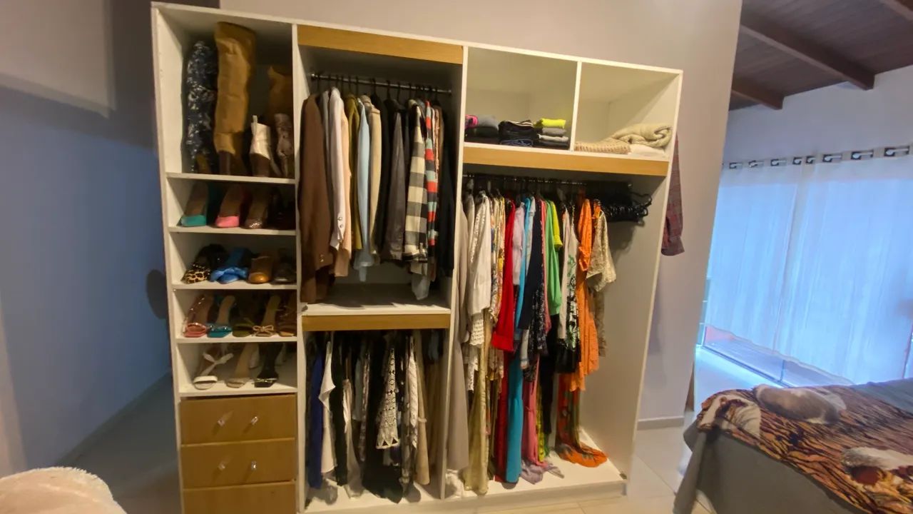 Roupeiro aberto estilo closet 