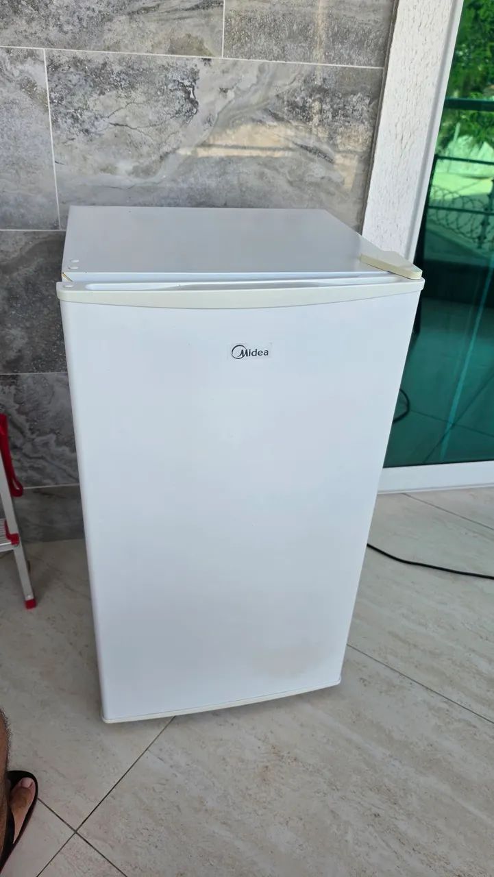 MIDEA MINI REFRIGERATOR IN BRAND-NEW CONDITION!