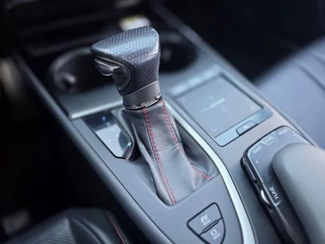 Lexus UX-250h F-sport 2.0 16V Aut.(hybrid), foto 14 de 17