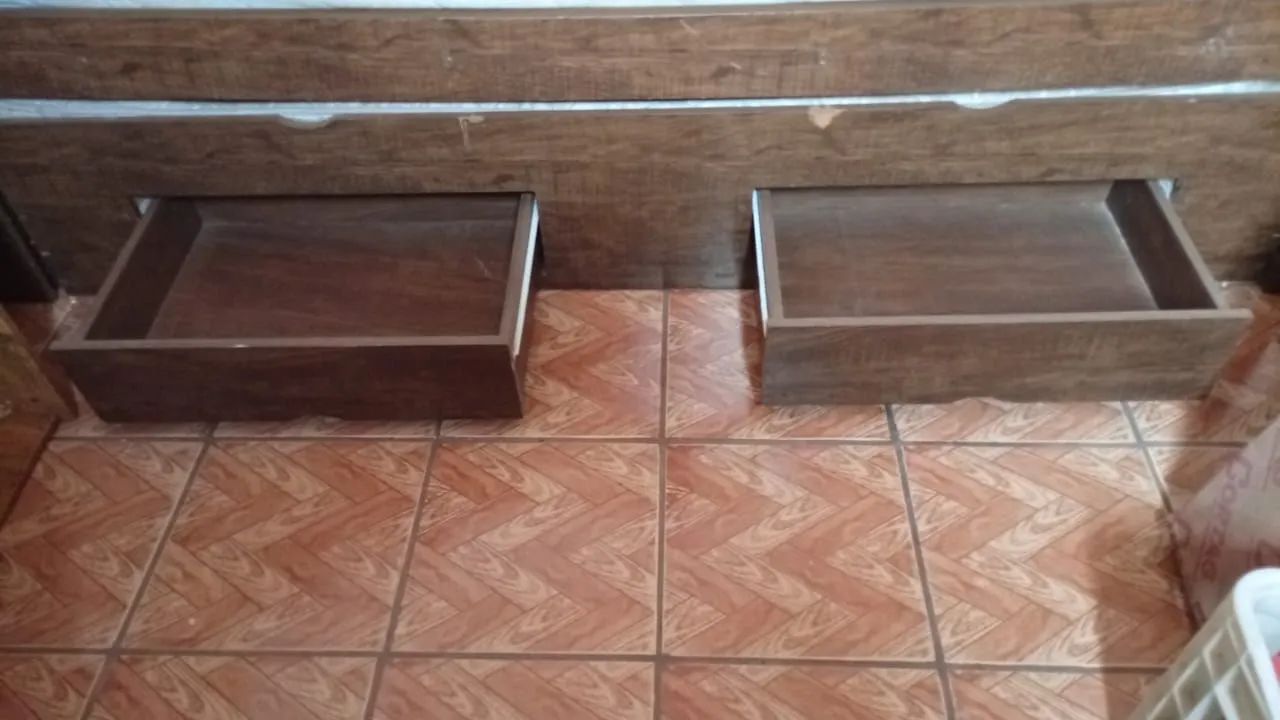 Cama de madeira com baú e cama embaixo  - Foto 4