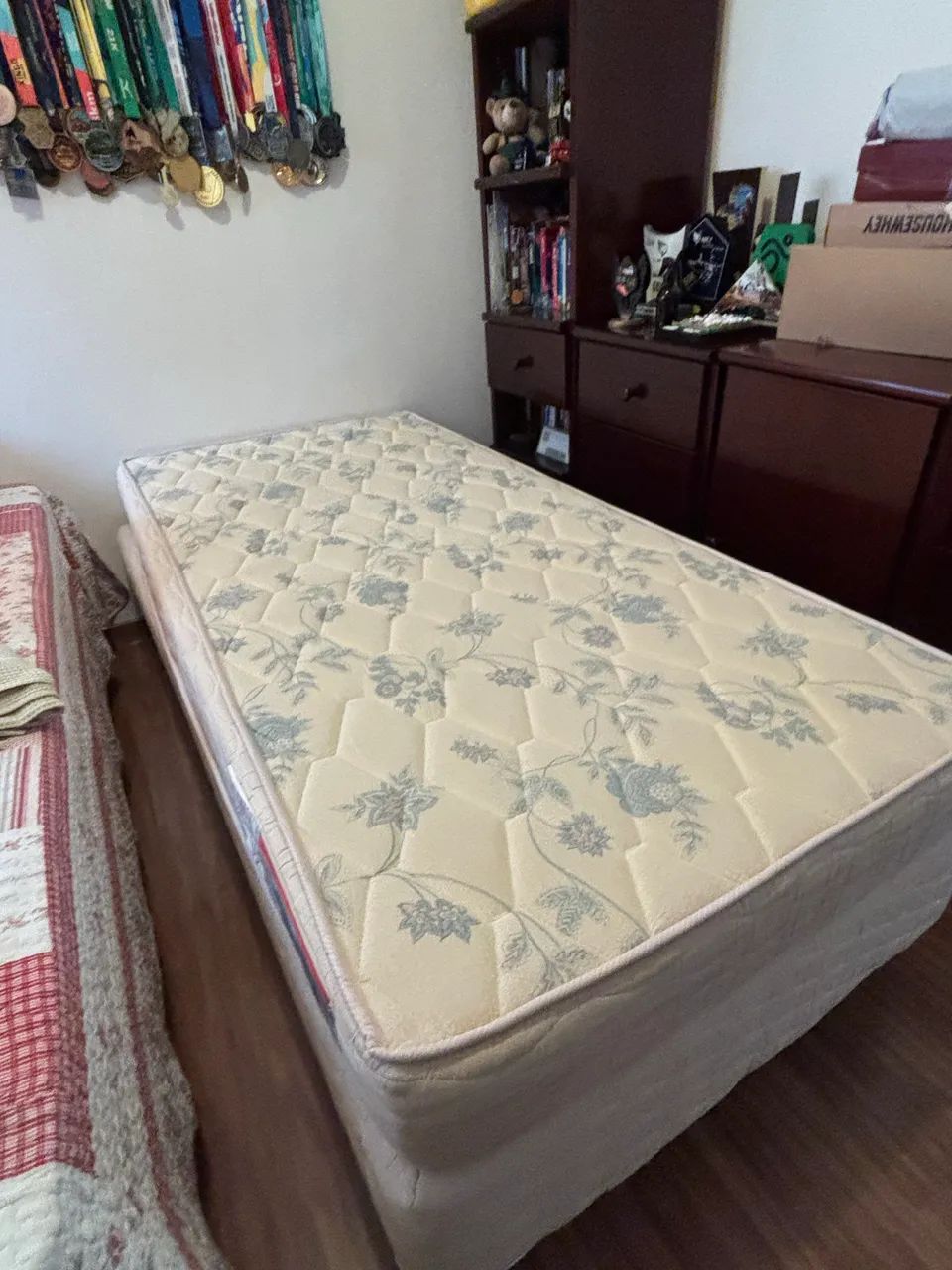 Vendo 2 camas box de solteiro com 2 colchões  - Foto 4