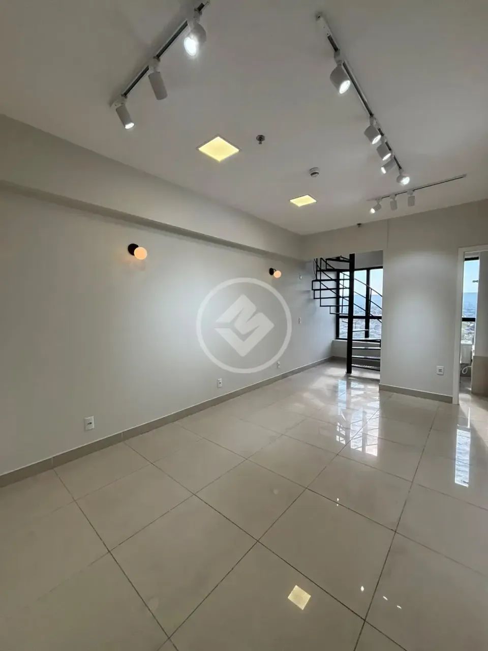 Aluga-se Sala Comercial Com 2 Pavimentos no Ibis Hotel JK codigo: 384366