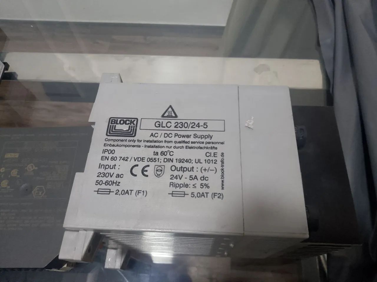 VENDE-SE 2 FONTES DE PODER COM ENTRADA 220 VOLTIOS AC ,SAIDA 24 VOLTIOS DC. - Foto 2