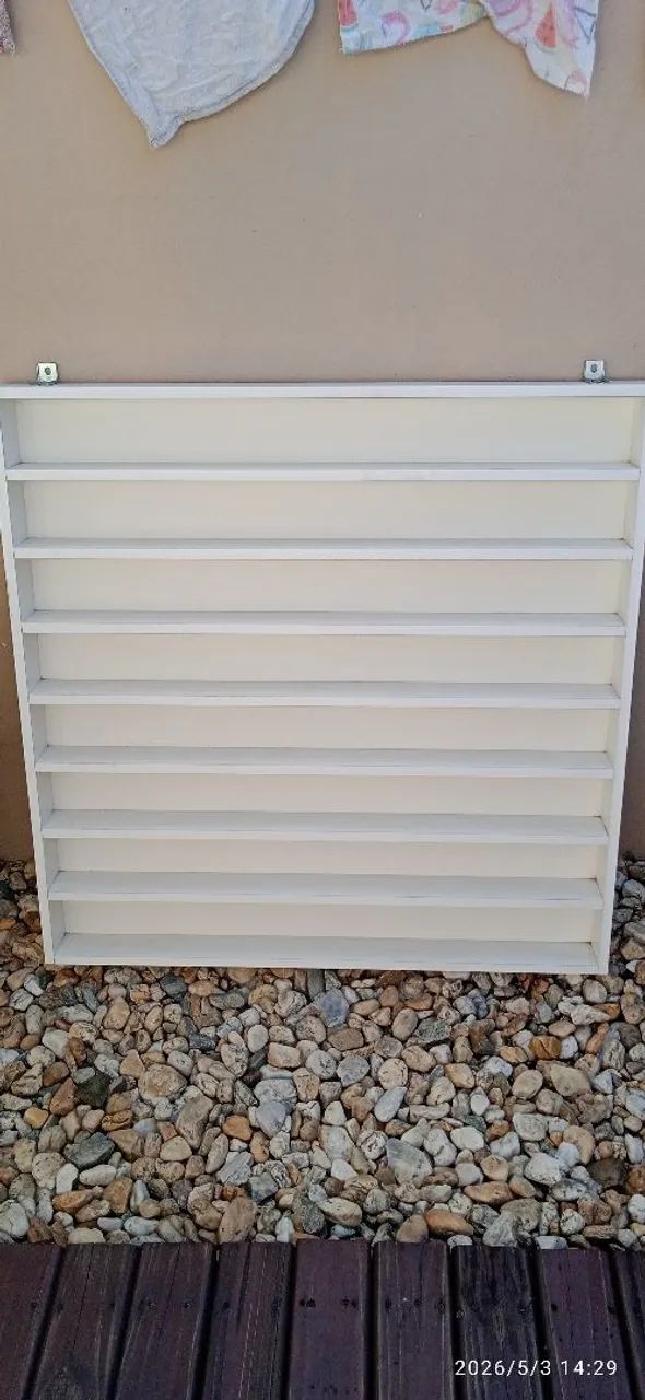 Vende-se Esmalteira/Estante para carrinhos 