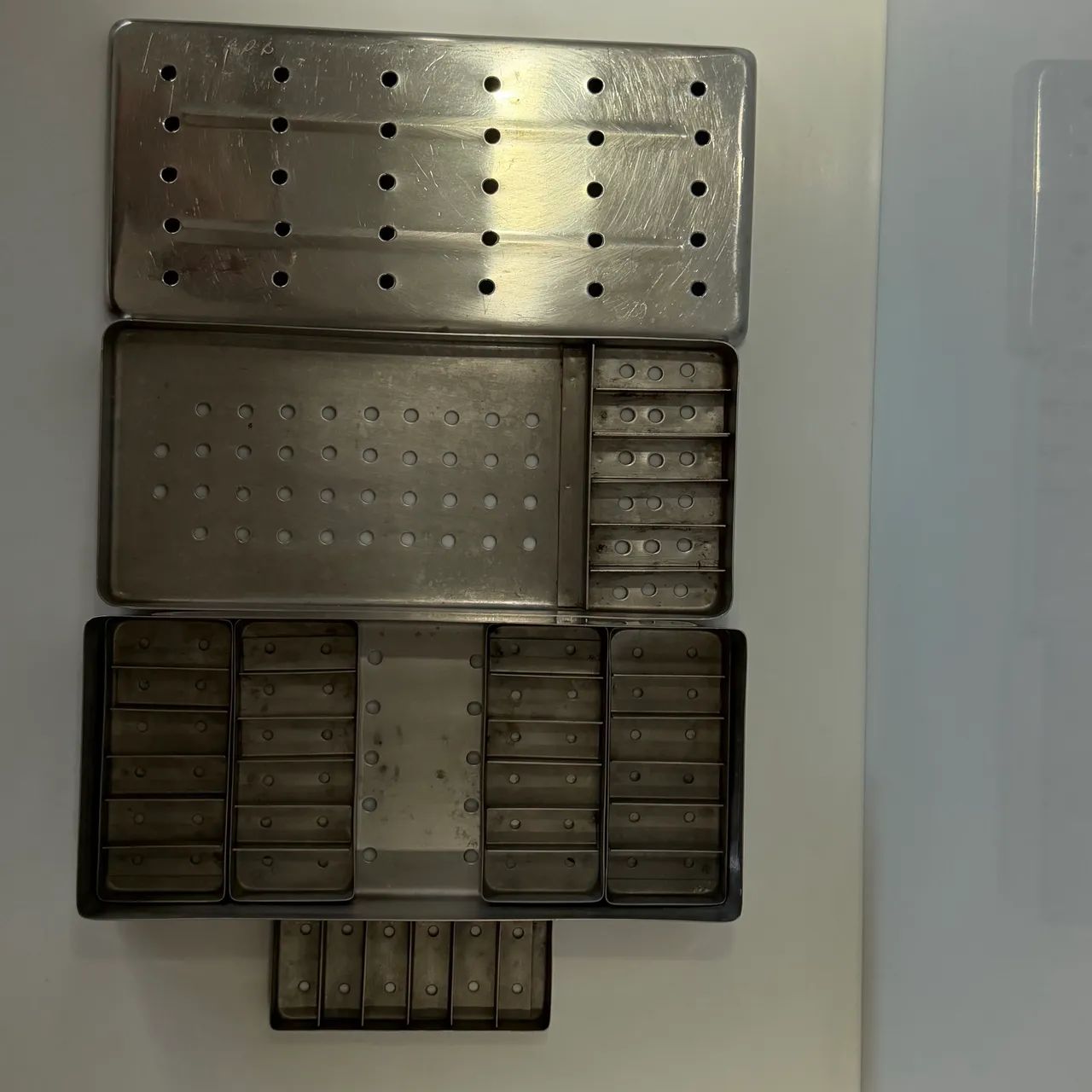 Caixa perfurada para endodontia 