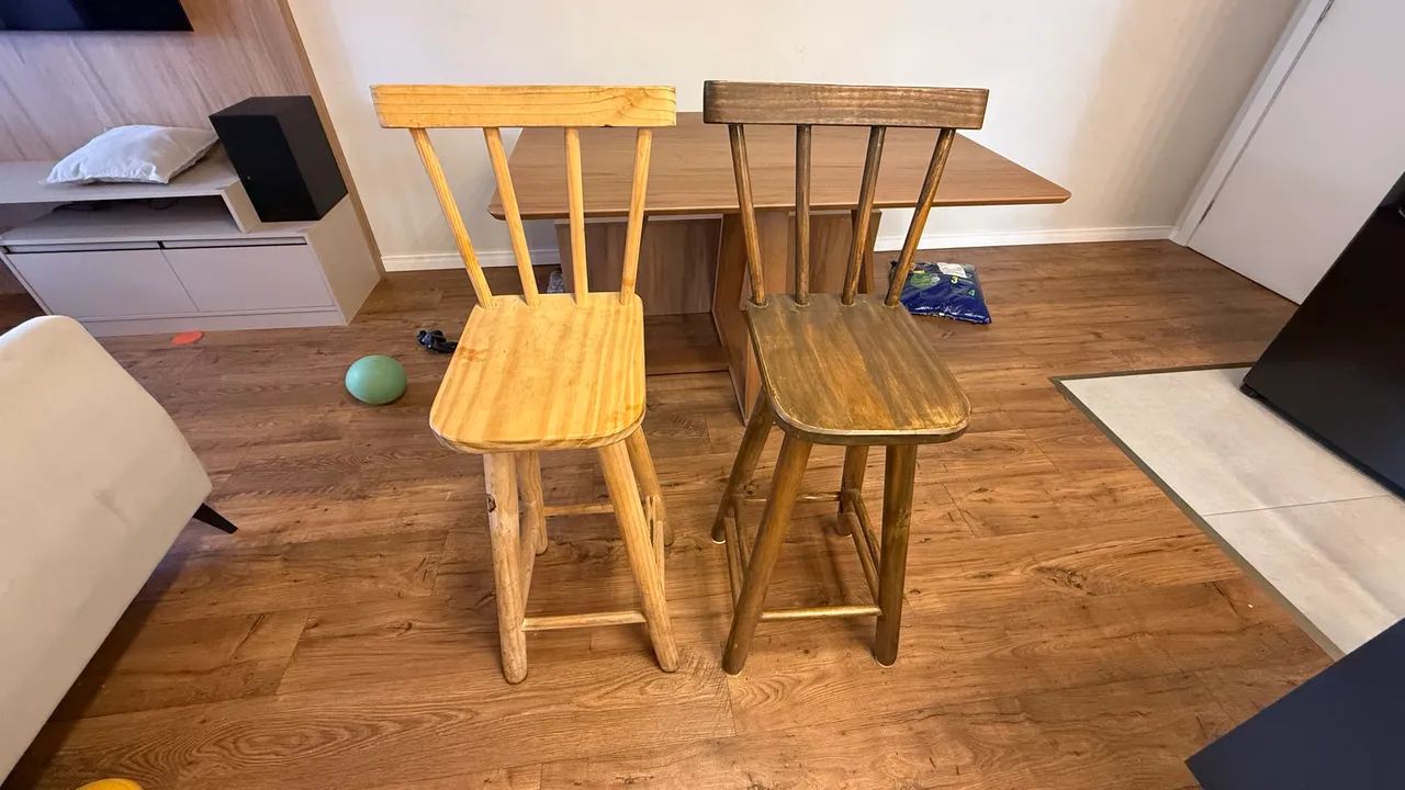 Par de banquetas de madeira