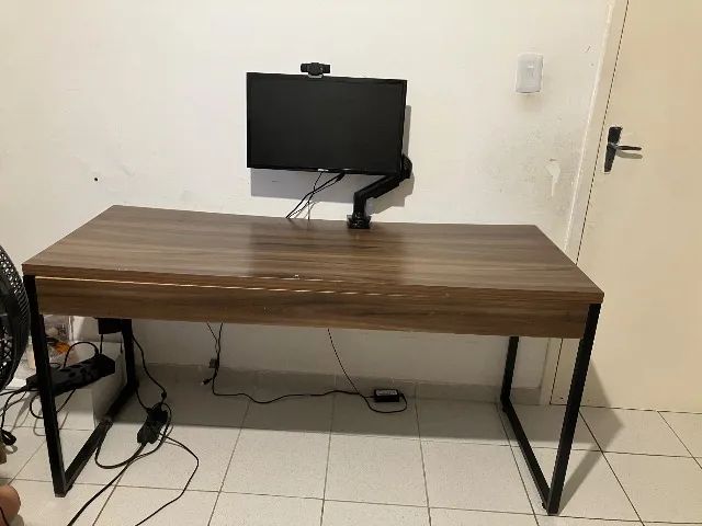 Mesa para escritório tampo de madeira escura e base de metal preto
