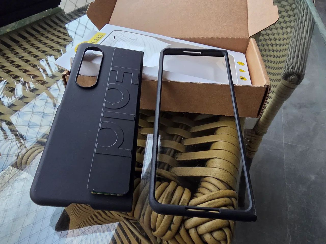 Capa Samsung  Z Fold 5. Case de silicone com alça. Linda e funcional. - Foto 4