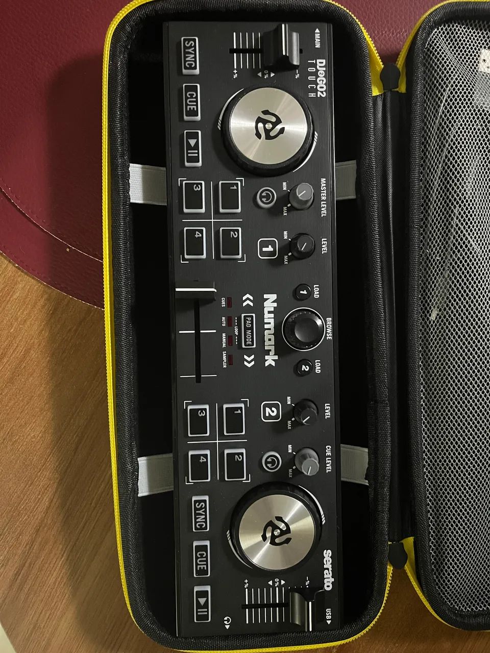 Controladora Numark DJ2GO2 Touch Seminova + case