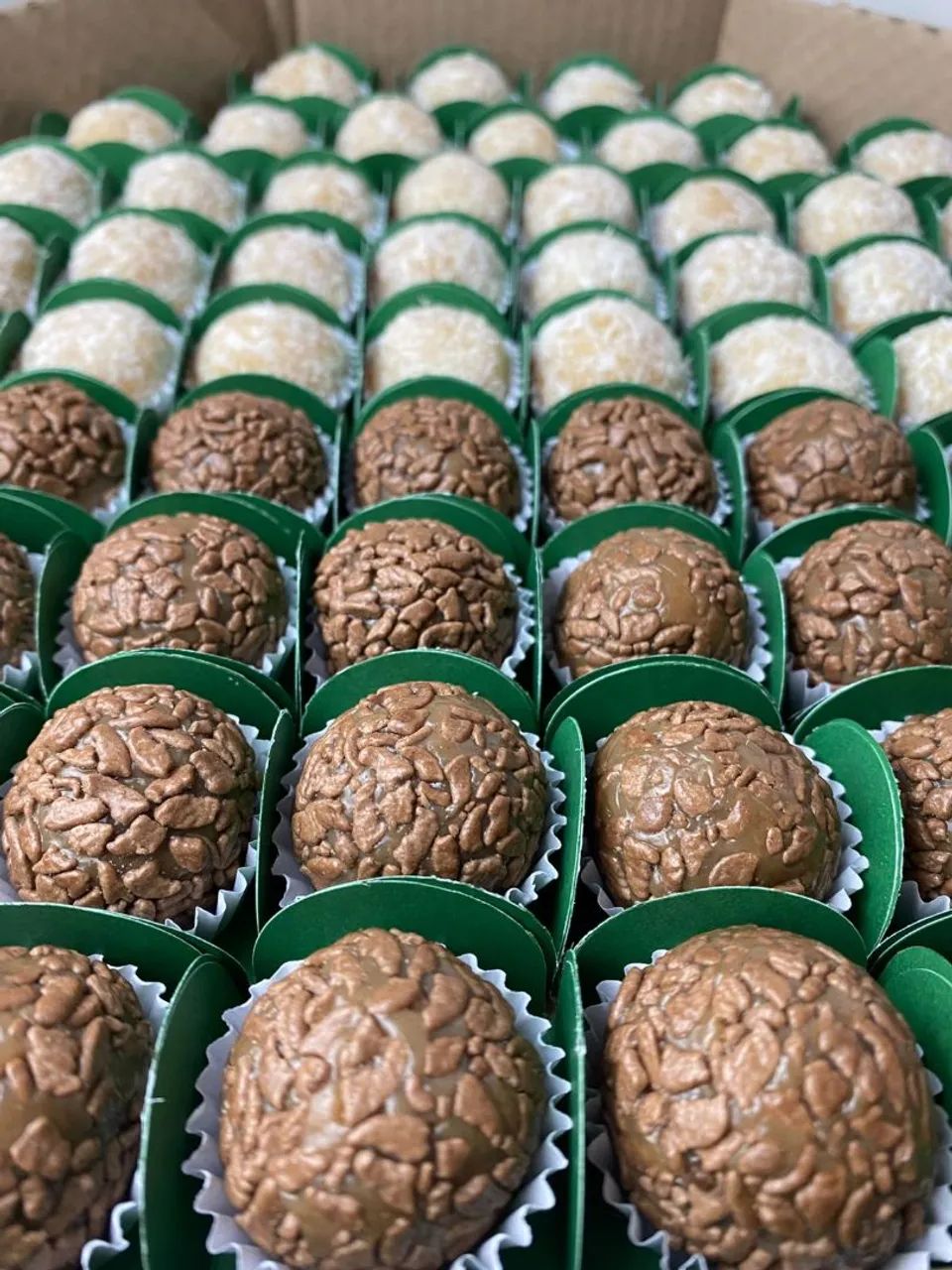 Docinhos e salgadinhos para festa