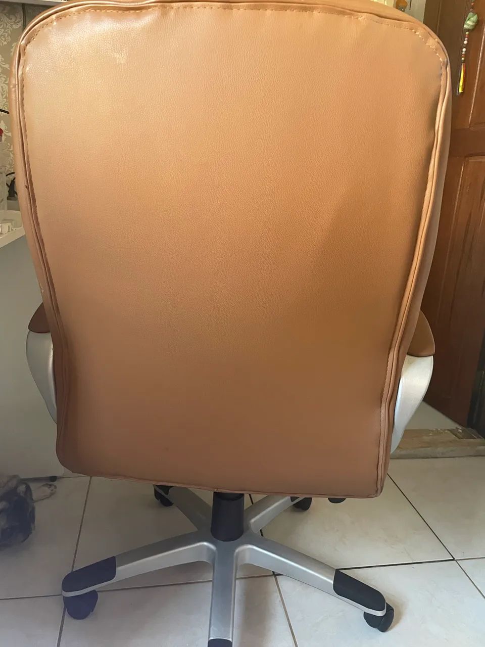 Vendo cadeira e mesa de escrivania - Foto 2