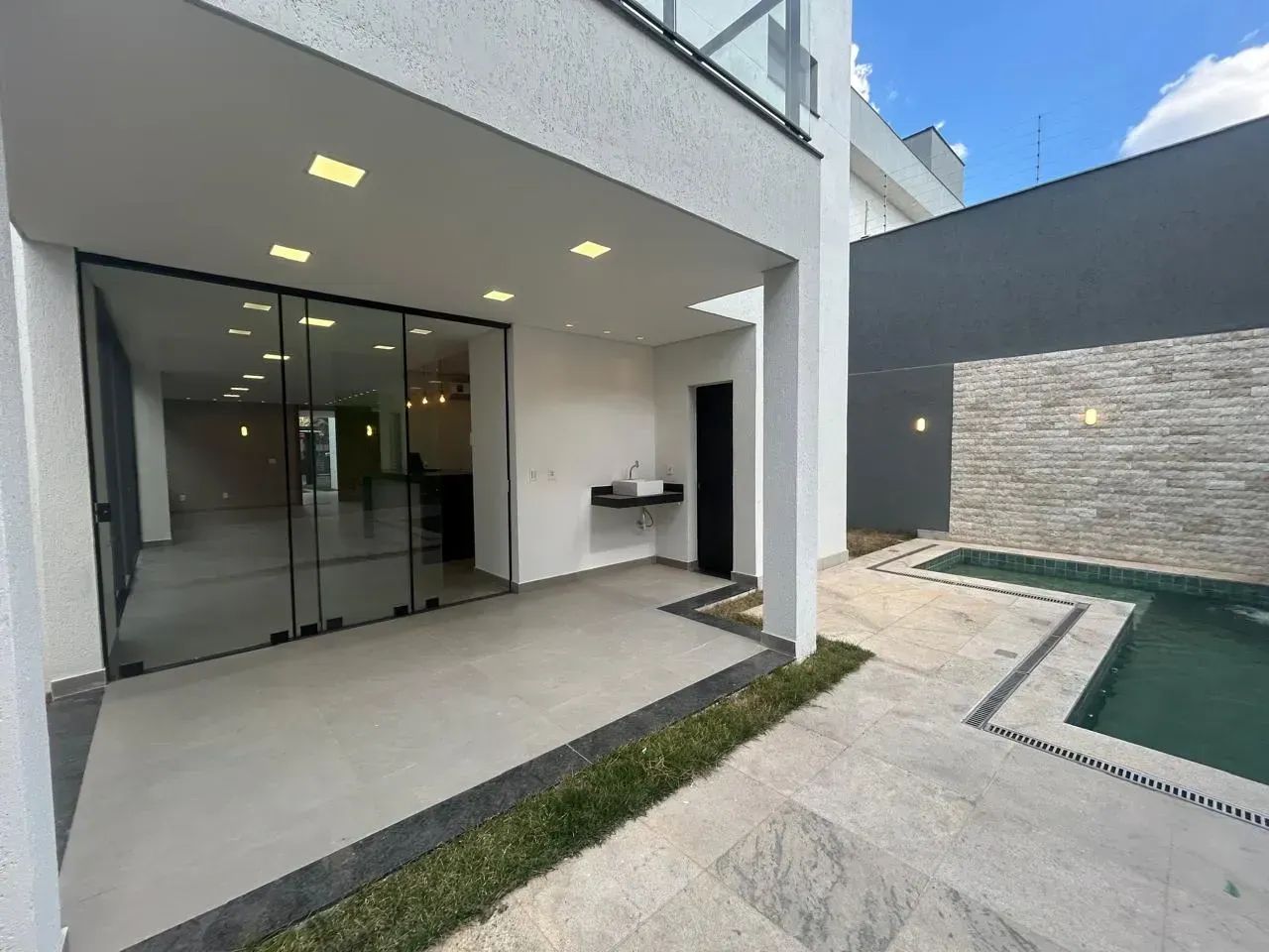 Trevo Casa Alto Padrão com 4 quartos 3 suites e Piscina - Foto 4