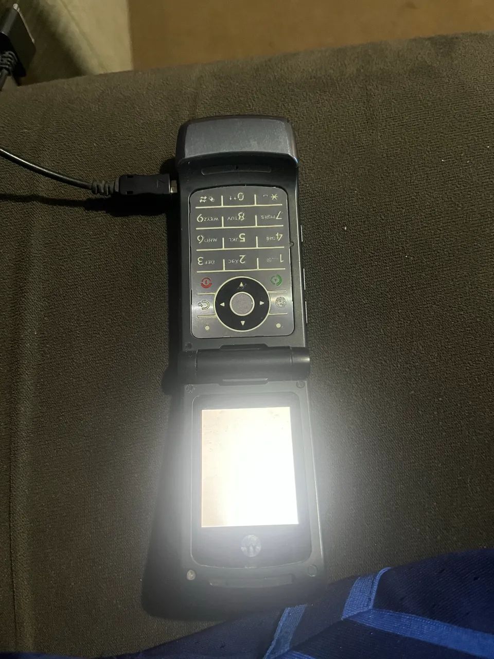 Quatro telefone celular antigo em formato flip da Motorola - Foto 2