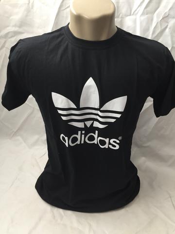Camiseta lisa básica estampada floral e gola polo