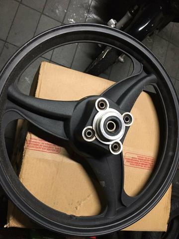 Vendo ou troco roda traseira liga leve (nova )