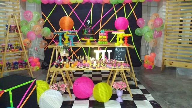 Festa neon em kit paletes