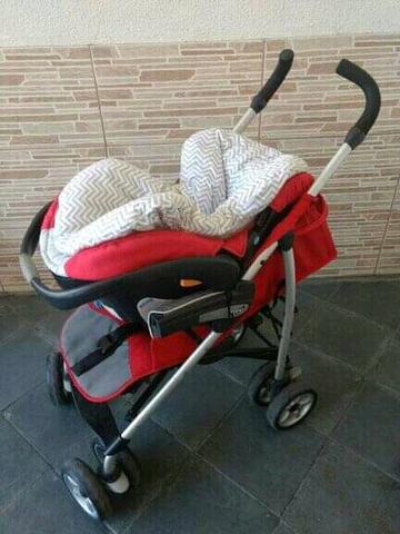 Carrinho de bebê com bebê conforto Chicco