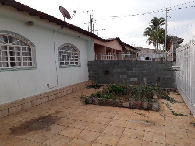 Vendo casa QNJ 3 ótima localização perto de Shopping parada de ônibus super mercados - Foto 2