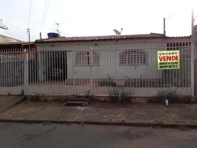 Vendo casa QNJ 3 ótima localização perto de Shopping parada de ônibus super mercados