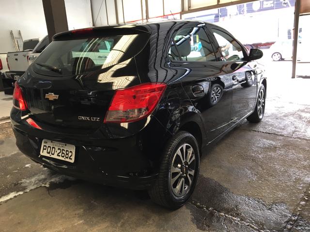 Onix 1.4 ltz 2016/2016 Automatico preto - Foto 2
