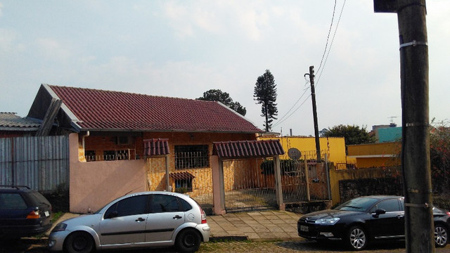 Duas Casas 4 dormitórios frente 2 Ruas estac 8 carros Junto Planalto - Foto 2