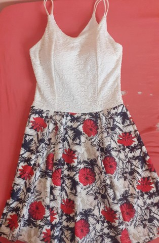 Vestido de renda e estampa floral semi-novo