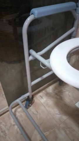Cadeira Higienicas  e de Banho Adulto dobrável (NOVA) - Foto 5