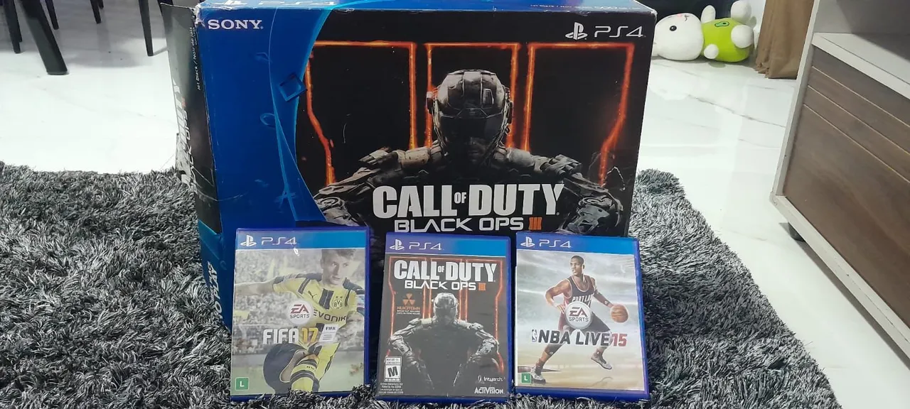 Playstation 4 semi novo