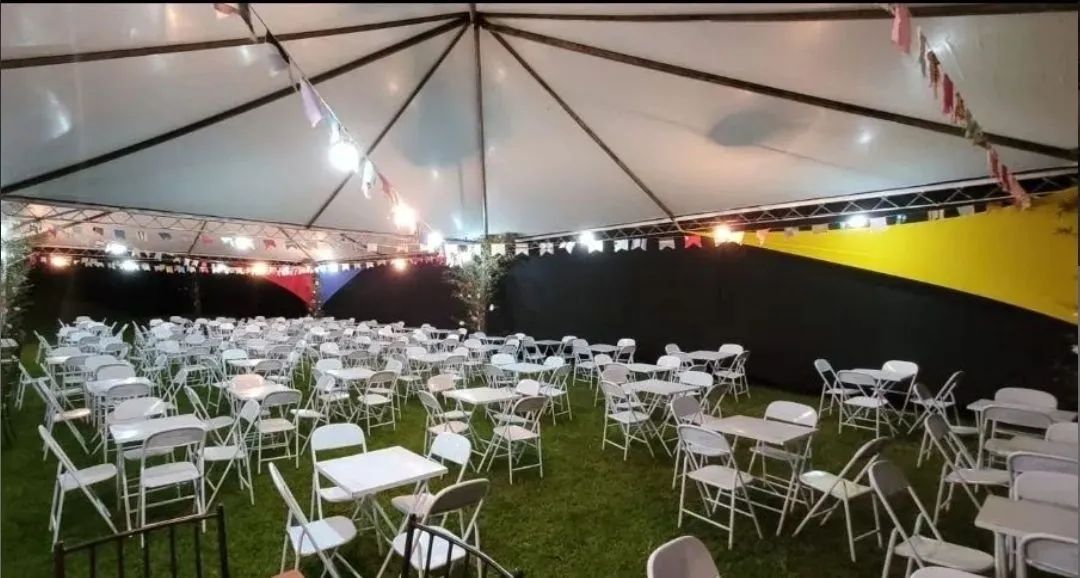 Conjunto de Mesa e Cadeira em aço
