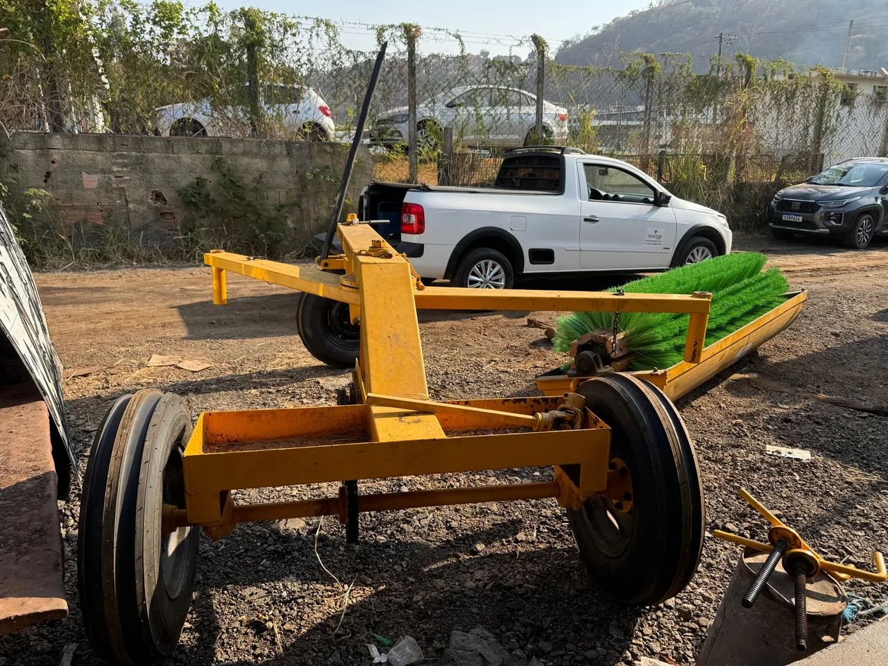 Distribuidor de Agregados e Vassoura Mecânica - Foto 3