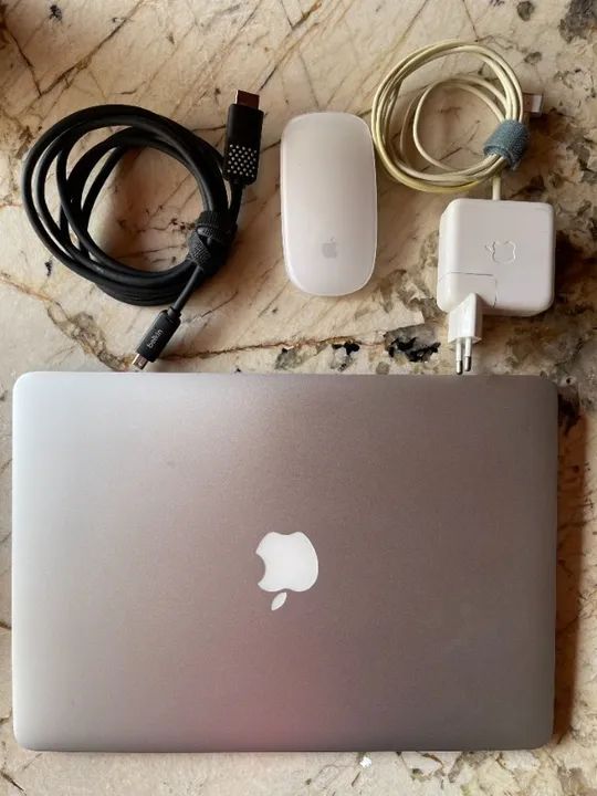 Macbook Air 13.3" Cinza, com Mouse Apple Branco