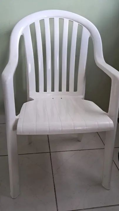3 Cadeiras de Plástico Brancas R$ 450,00 - Casa Amarela
