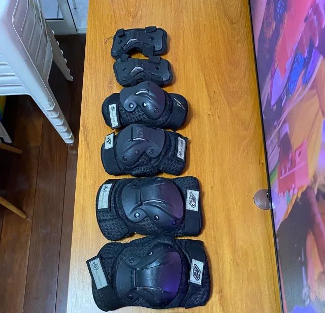 kit proteção skate com  joelheira cotoveleira munhequeiras