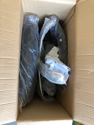 Cadeira de escritório executiva giratória nova na caixa com base cromada - Foto 5