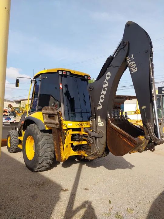 Retroescavadeira e  caçamba  - Foto 2