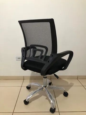 Cadeira de escritório executiva giratória nova na caixa com base cromada - Foto 2