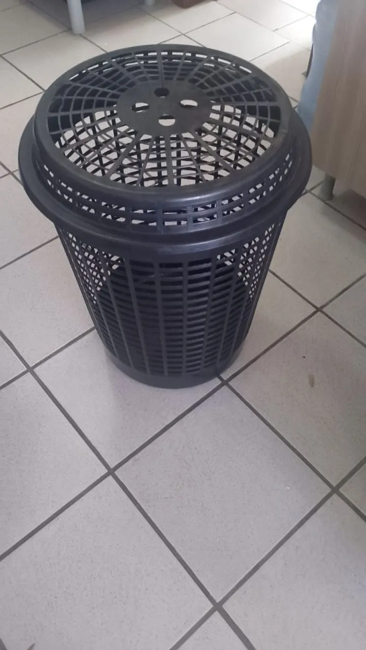 Cesto de roupa plástico com tampa