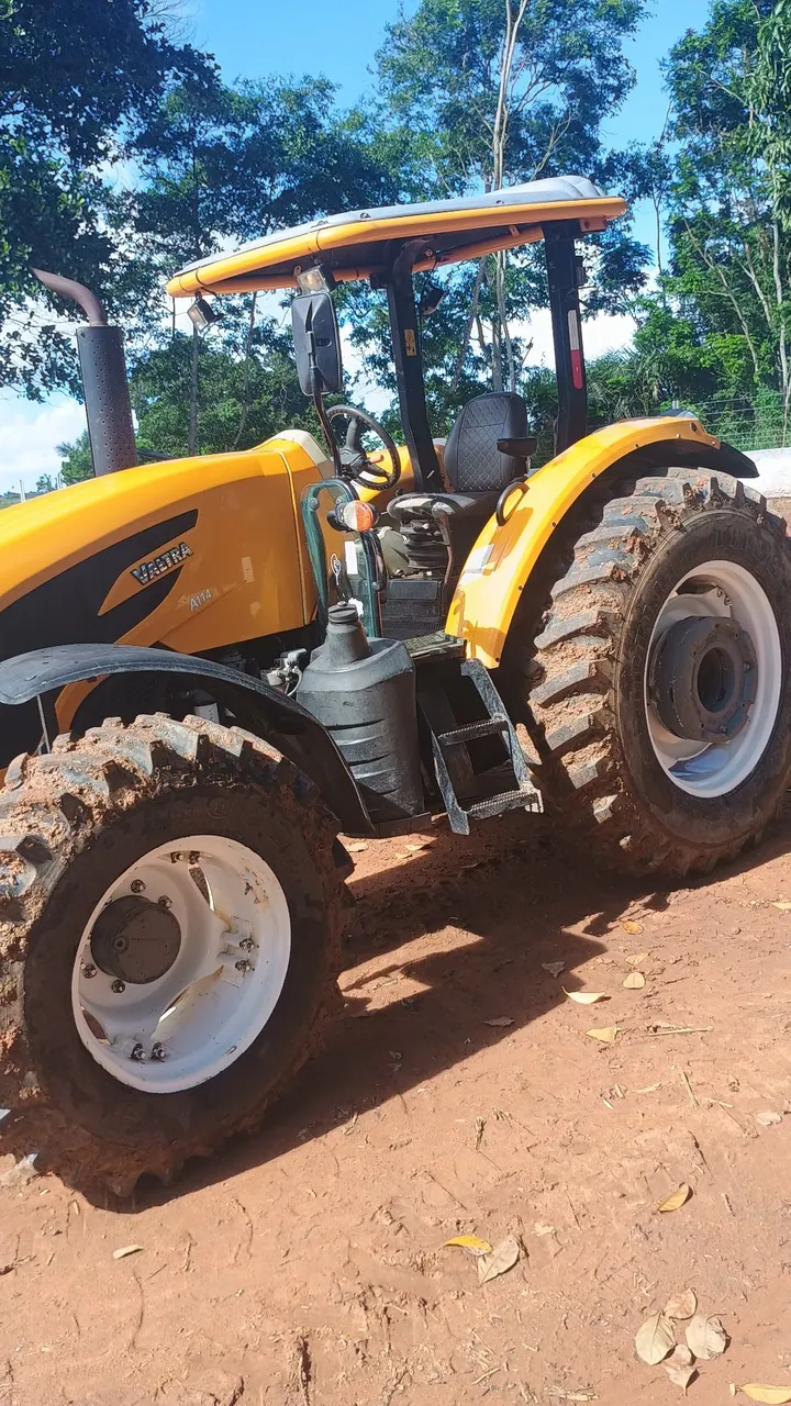 Trator Valtra A114 - Máquina Agrícola Eficiente
