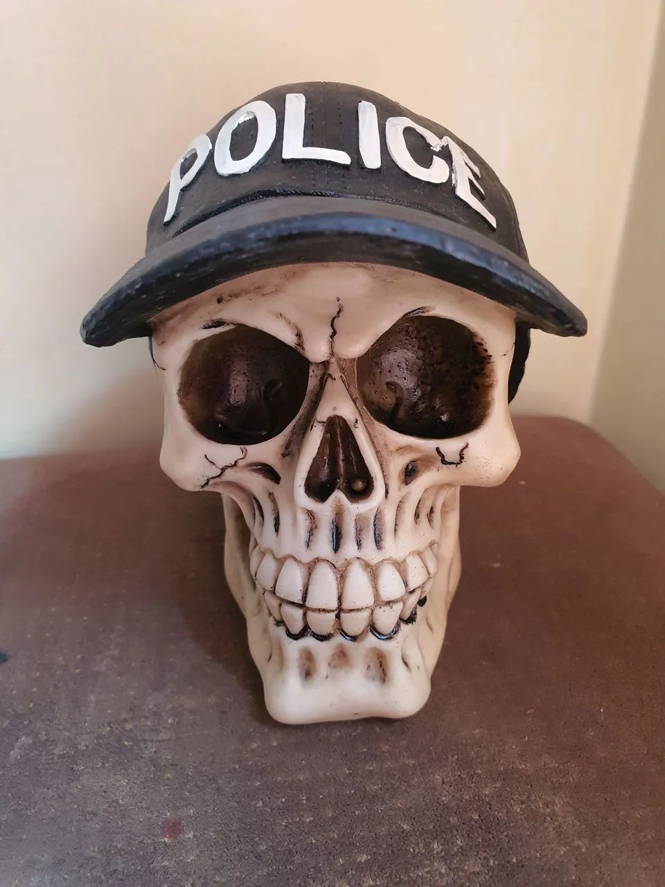 CAVEIRA DA POLICIA EM RESINA