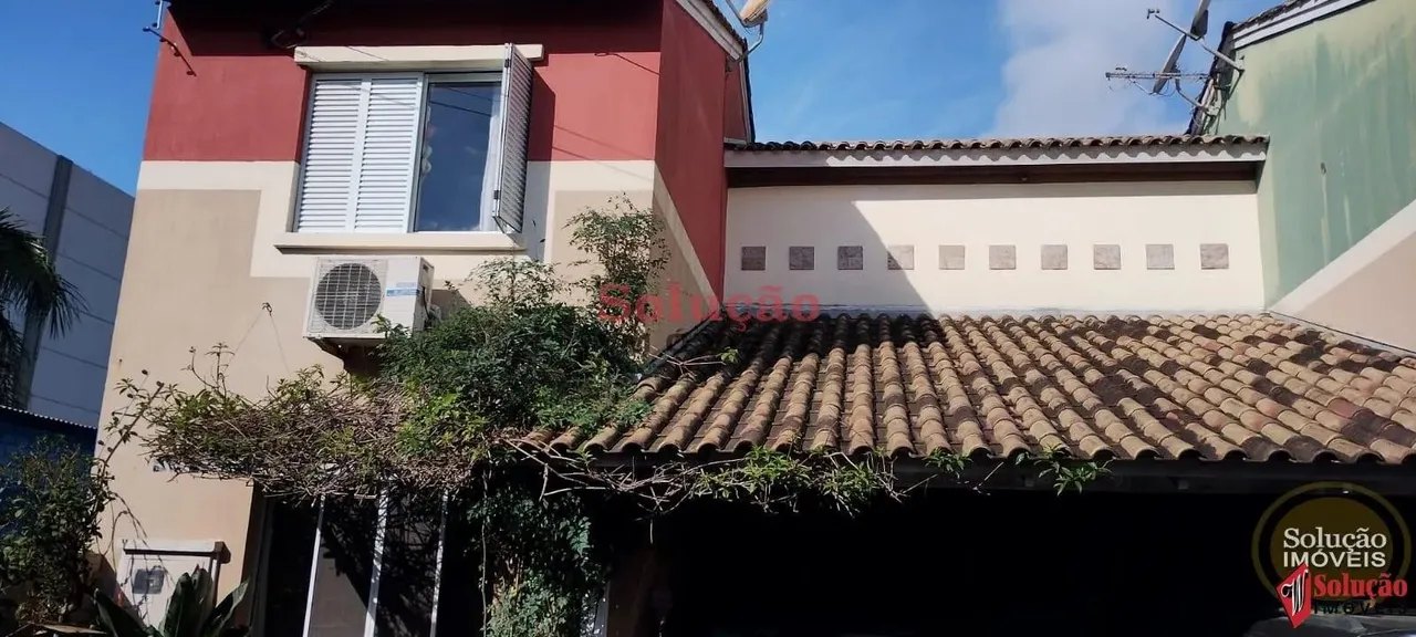 Sobrado em Condomínio Fechado com quatro dormitórios no Centro de Canoas