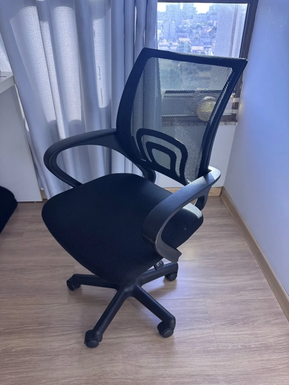Cadeira de Escritório Ergonômica com Rodinhas