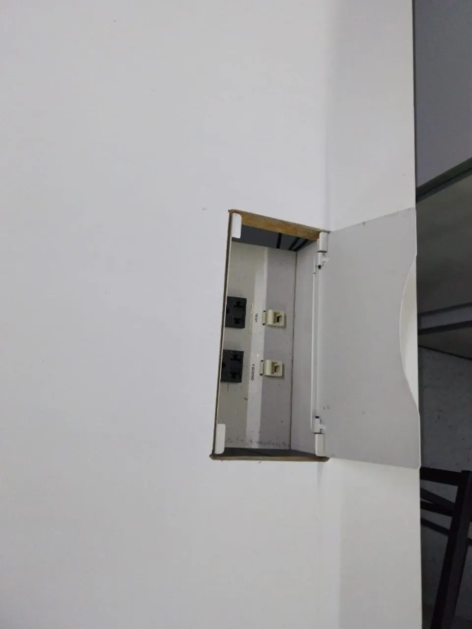Mesa de Escritório Alta Branca com Caixa de Tomada - Foto 4